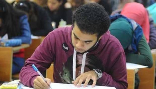 طلاب الثانوية العامة يؤدون امتحاني الفيزياء والتاريخ اليوم