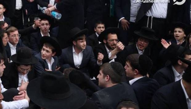إعلام الاحتلال: متظاهرون من الحريديم يهاجـمون سيارة وزير البناء والإسكان