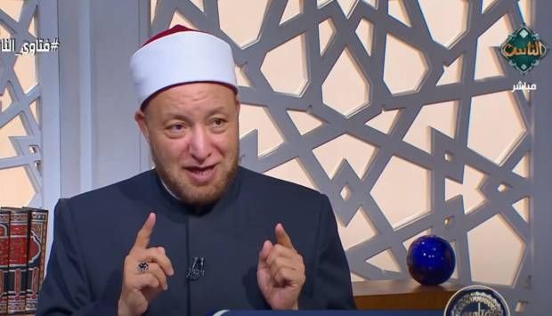 أمين الفتوى: لا يجوز الصلاة بالحذاء في هذه الحالة (فيديو)