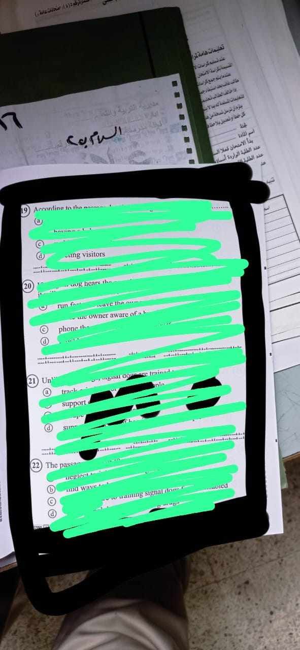 كشفته الملابس.. مسؤول لجنة بالشرقية يصور امتحان الثانوية العامة