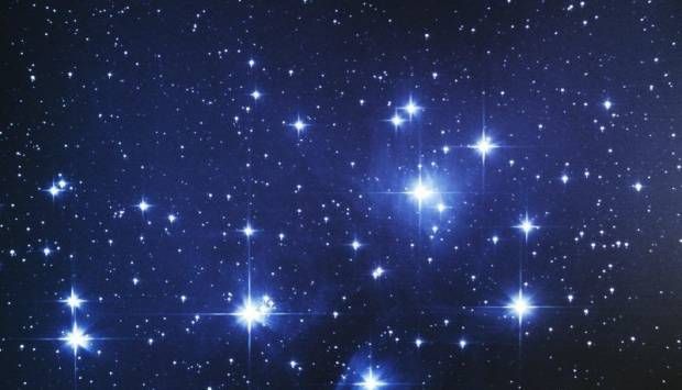 يشبه الساعة الرملية.. صورة مميزة لنجم متلألئ عمره 100 ألف عام