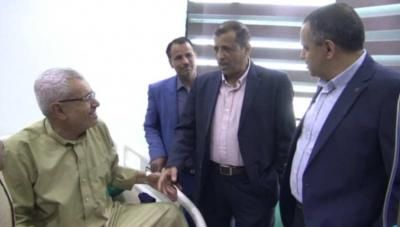 أخبار اليمن : الأمين العام يطمئن على صحة حسين حازب
