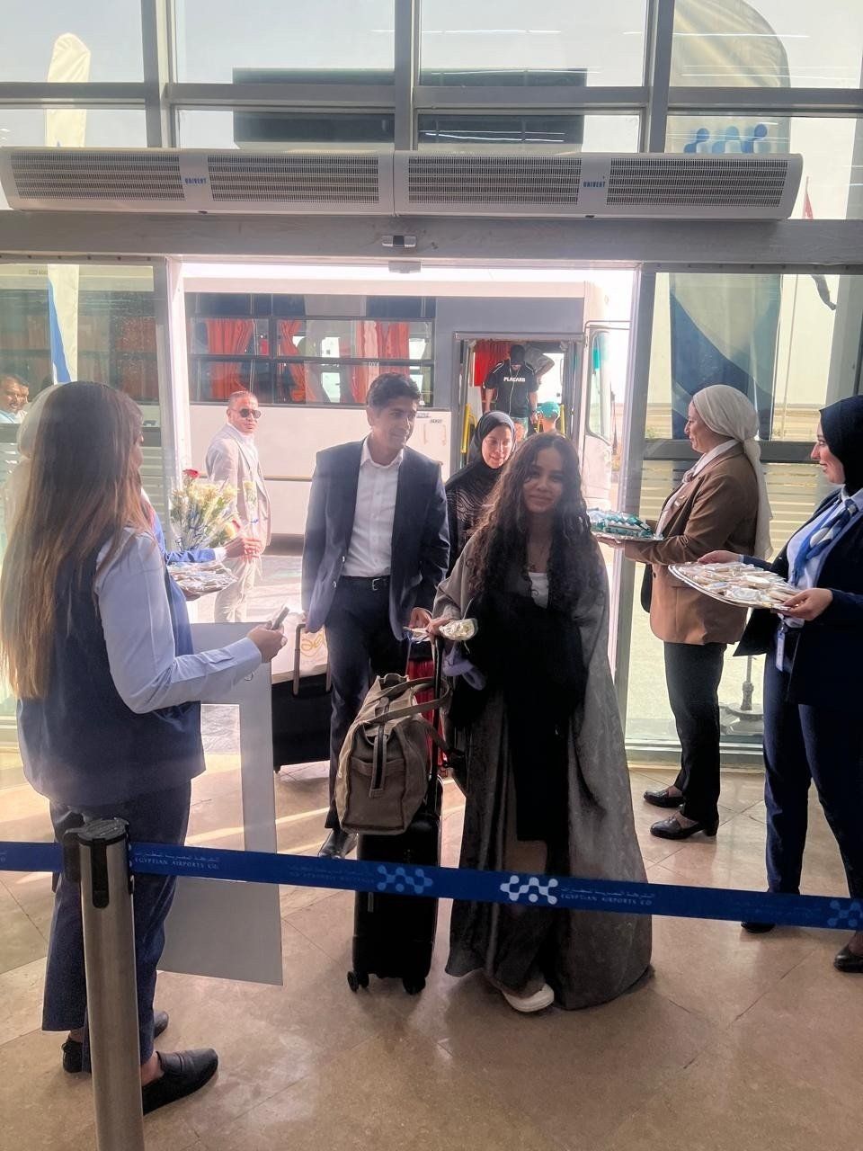 بالورود.. مطار العلمين الدولي يستقبل 180 راكبًا قادمين من الرياض