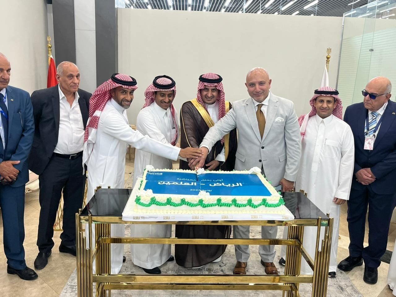 بالورود.. مطار العلمين الدولي يستقبل 180 راكبًا قادمين من الرياض