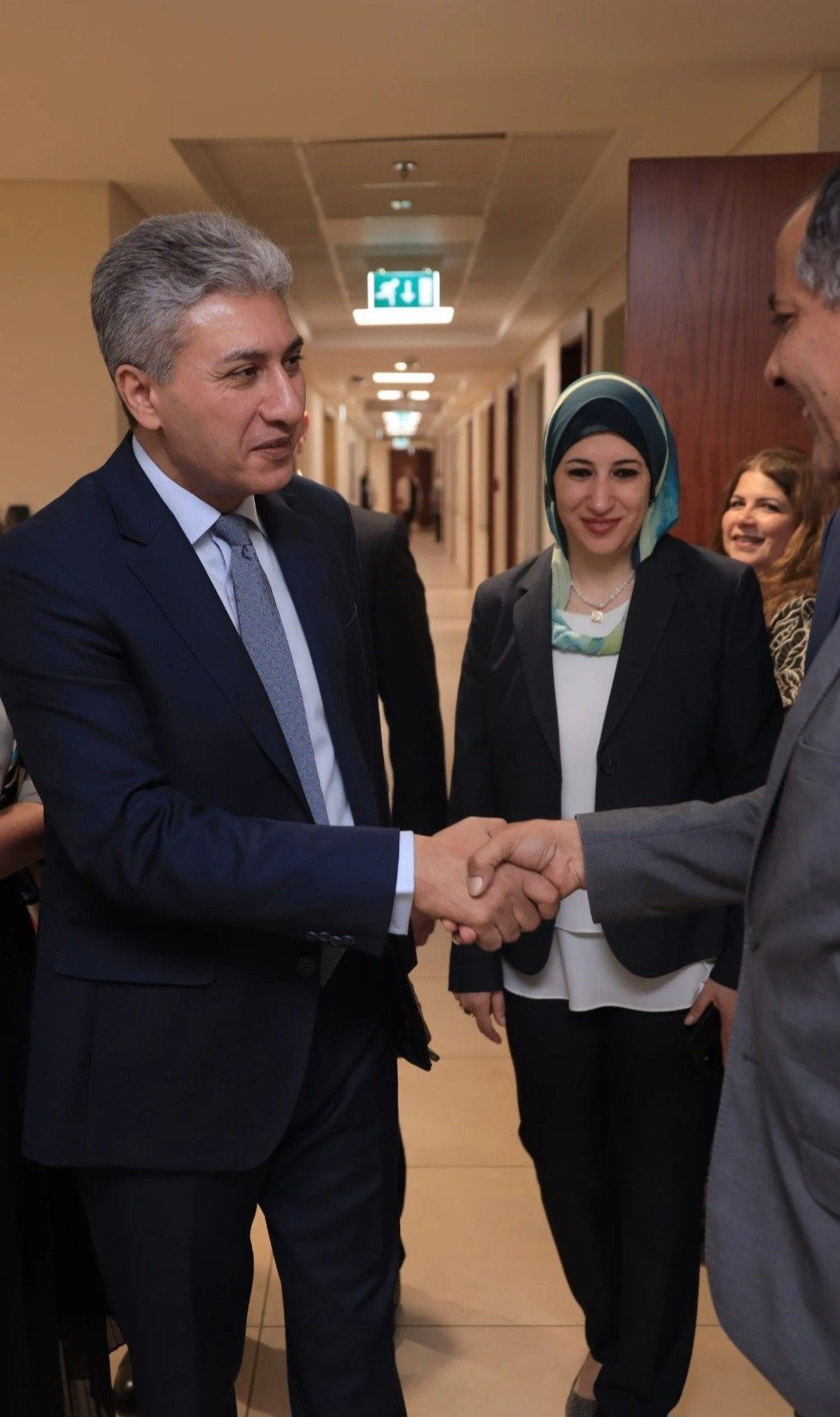 وزير الطيران والآثار يلتقي بالعاملين لمتابعة سير العمل بالإدارات