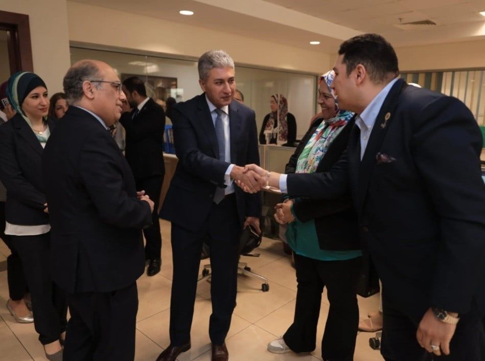 وزير الطيران والآثار يلتقي بالعاملين لمتابعة سير العمل بالإدارات