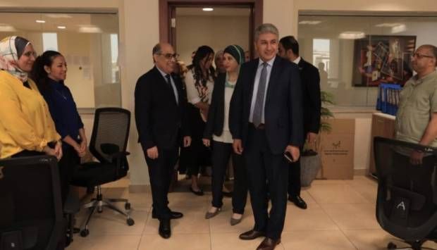 وزير الطيران والآثار يلتقي بالعاملين لمتابعة سير العمل بالإدارات