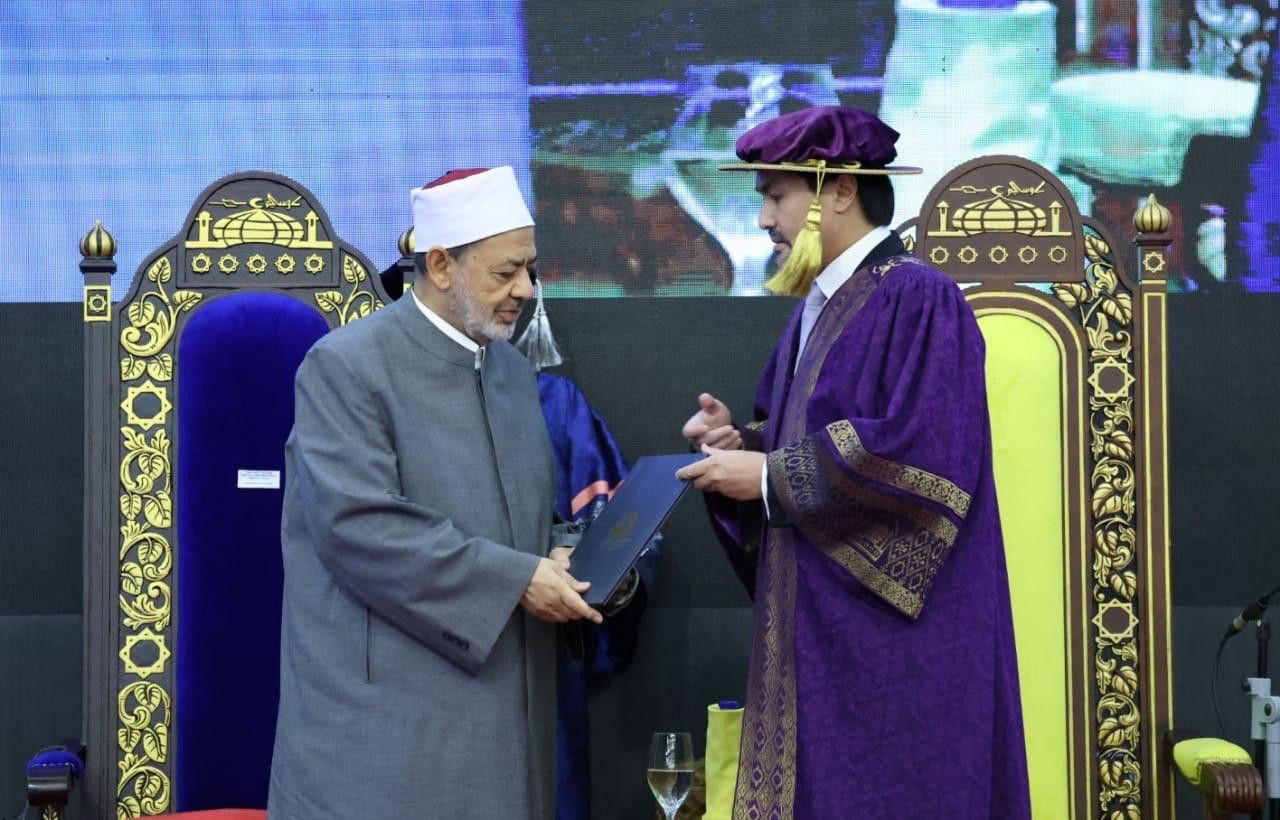 «مجدد ومربّ لهذه الأمة».. جامعة USIM تمنح شيخ الأزهر الدكتوراه الفخرية