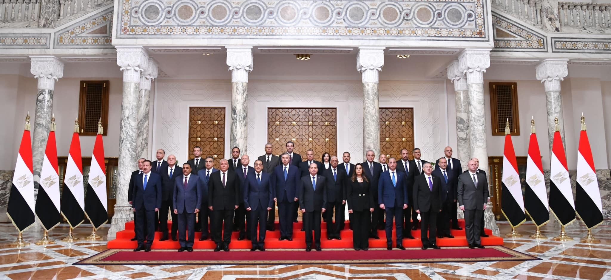 نشاط الرئيس في أسبوع.. السيسي يجتمع بالحكومة الجديدة ويوجه بالتطوير الشامل