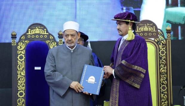 «مجدد ومربّ لهذه الأمة».. جامعة USIM تمنح شيخ الأزهر الدكتوراه الفخرية