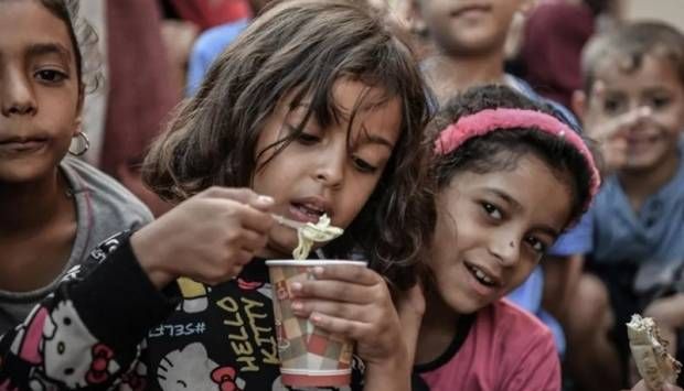 أين ألعابي؟ أطفال خان يونس يبحثون عن أحلامهم أسفل الأنقاض (فيديو)