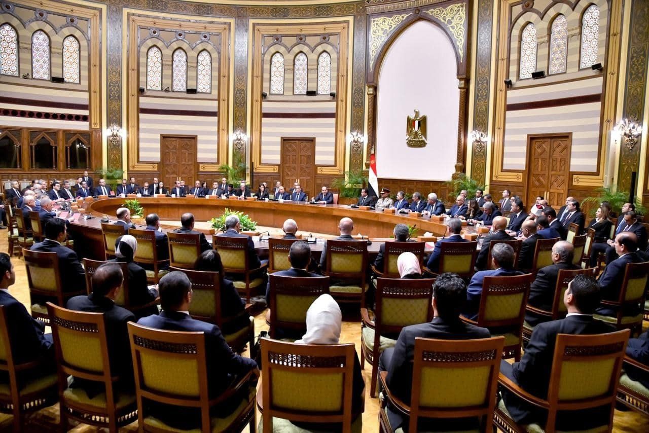 نشاط الرئيس في أسبوع.. السيسي يجتمع بالحكومة الجديدة ويوجه بالتطوير الشامل