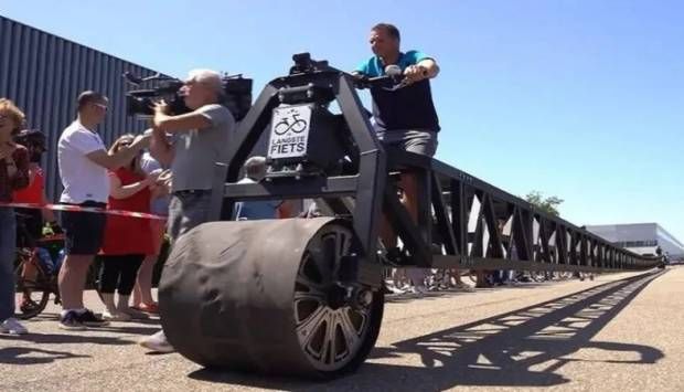 بلغت 55 مترًا.. مهندسون يصنعون أطول دراجة هوائية في العالم بهولندا