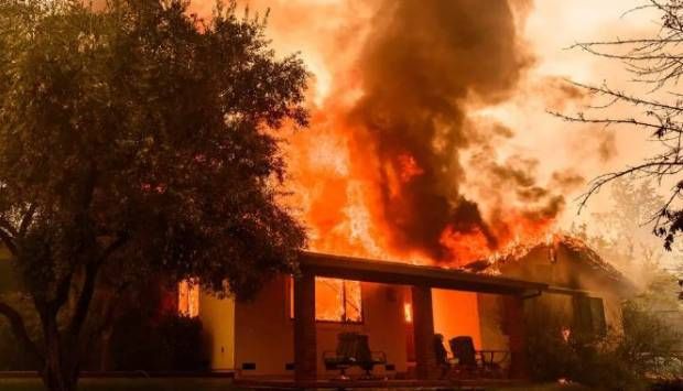 حرائق الغابات سريعة الانتشار تتسبب في عمليات إخلاء بكاليفورنيا (فيديو)