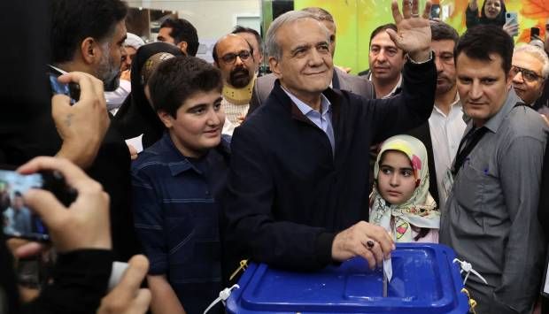 مسعود بزشكيان يتقدم في الجولة الثانية من انتخابات الرئاسة الإيرانية
