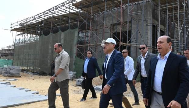 رئيس الوزراء يشيد بتكثيف انتشار المساحات الخضراء بمشروع تلال الفسطاط