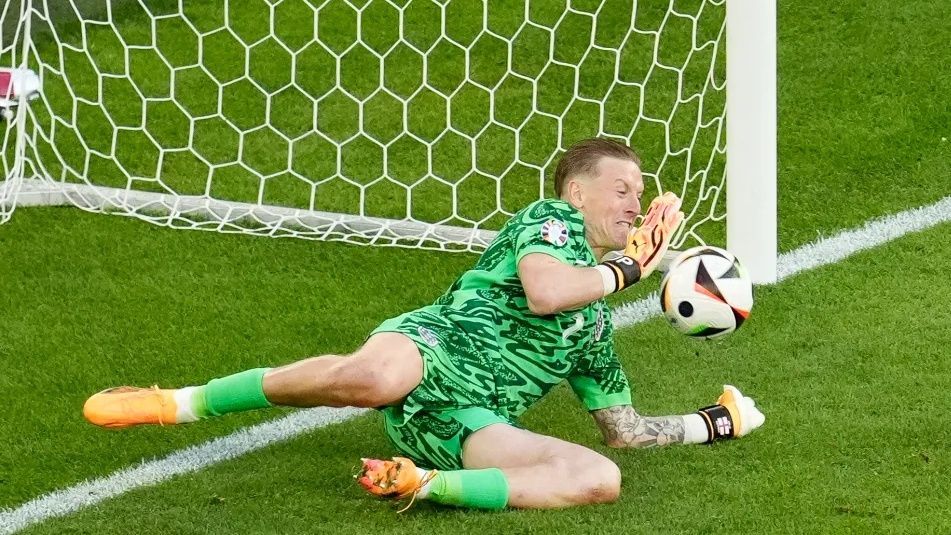 “الغشاش الذكي”.. زجاجة مياه بيكفورد تثير ضجة في بطولة أوروبا