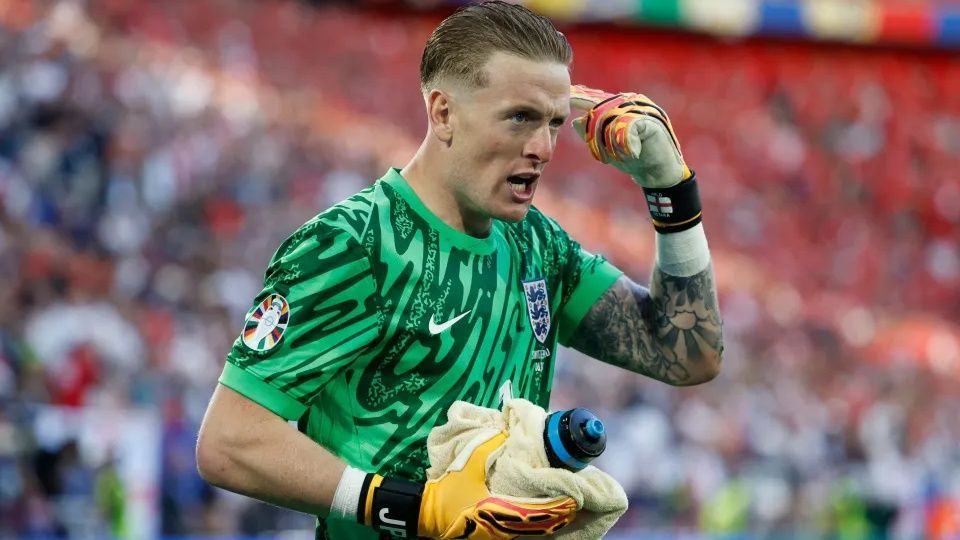 “الغشاش الذكي”.. زجاجة مياه بيكفورد تثير ضجة في بطولة أوروبا