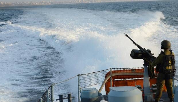 زوارق الاحتلال تطلق نيرانها بكثافة على محيط ميناء الصيادين غربي مدينة غزة