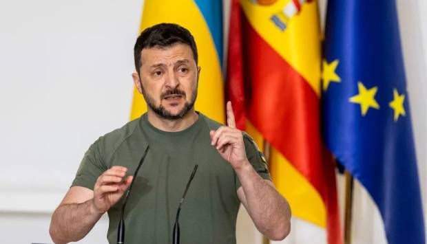 زيلينسكي: بعض الأشخاص محاصرون تحت الأنقاض جراء القصف الصاروخي الروسي