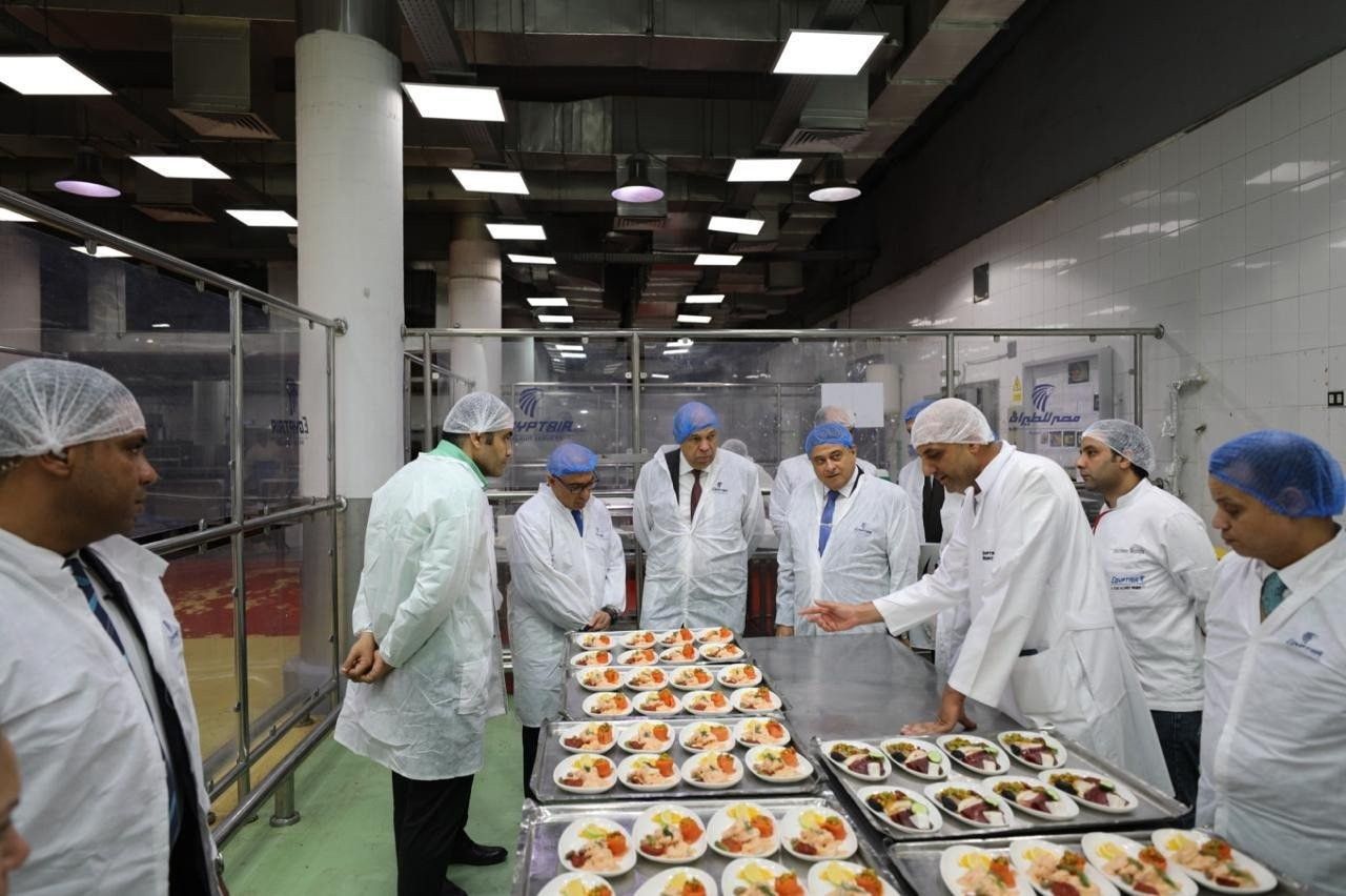 في أولى جولاته الميدانية.. وزير الطيران يتفقد مبنى الخدمات الجوية (صور)