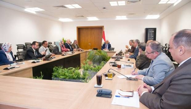 وزير الري يبحث موقف تشغيل وصيانة محطات الرفع والمنشآت المائية