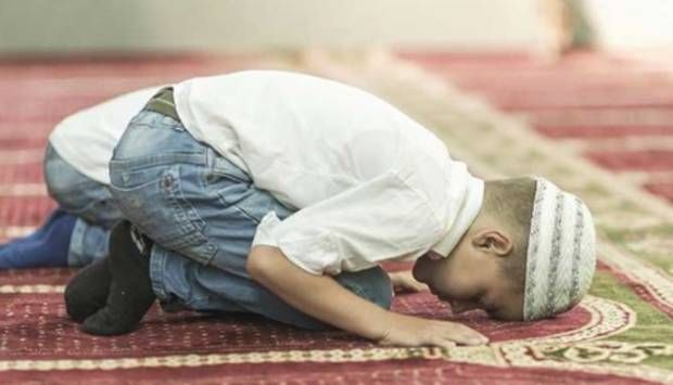 الأزهر: يستحب تعويد الأطفال على الذهاب للمسجد وصلاة الجماعة فيه