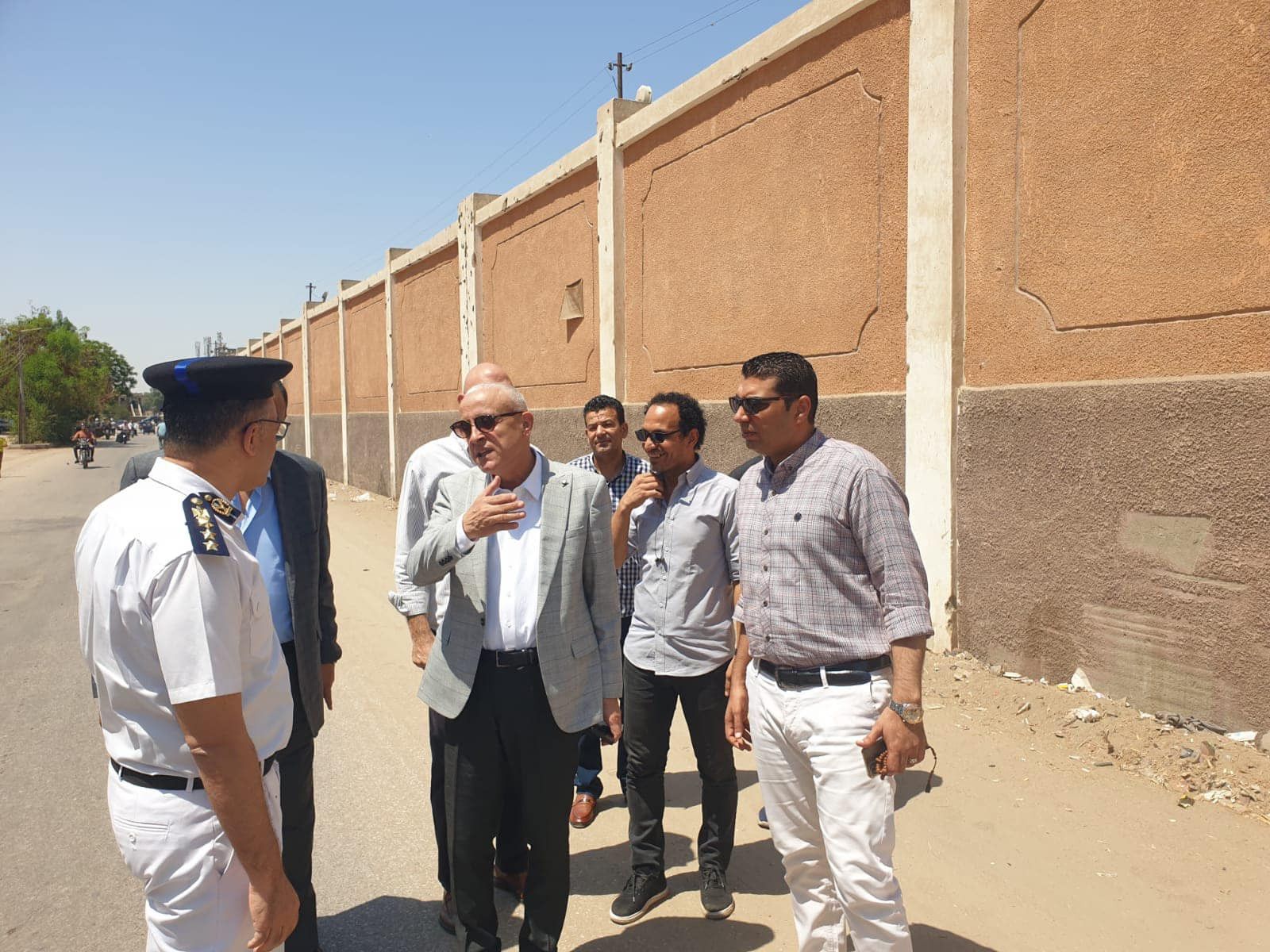 محافظ الأقصر يوجه بسرعة تمهيد الشوارع ورفع كفاءة الطرق (صور)