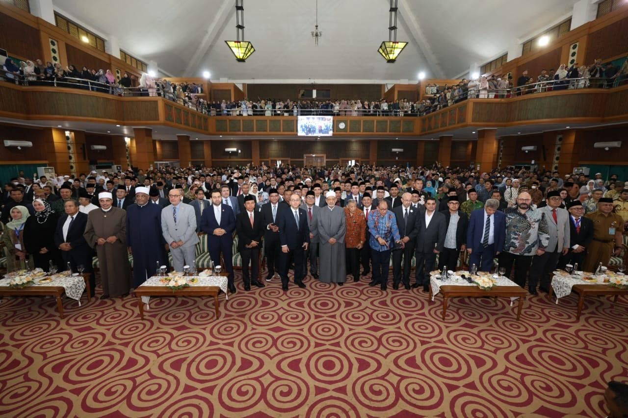 «الطيب» يدعو من إندونيسيا إلى «وحدة الأمة في مواجهة التحديات»