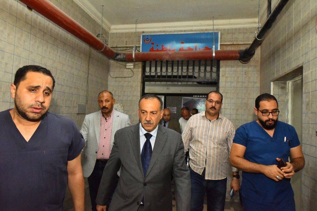 محافظ أسيوط يفاجئ مستشفى الإيمان ويأمر بعلاج حالات على نفقته (صور)