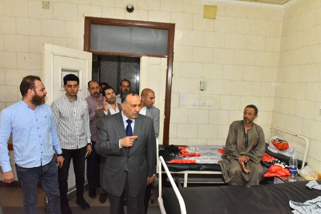 محافظ أسيوط يفاجئ مستشفى الإيمان ويأمر بعلاج حالات على نفقته (صور)