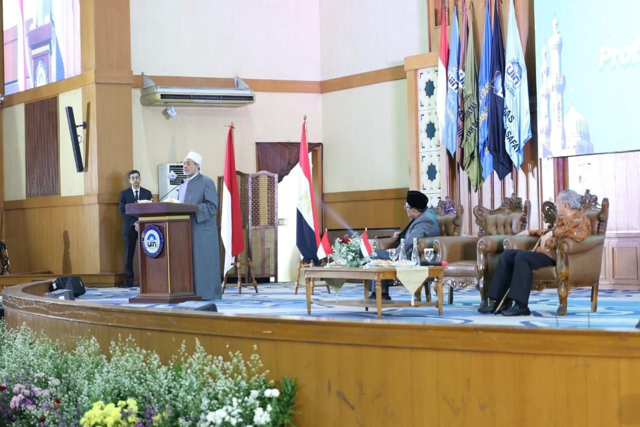 «الطيب» يدعو من إندونيسيا إلى «وحدة الأمة في مواجهة التحديات»