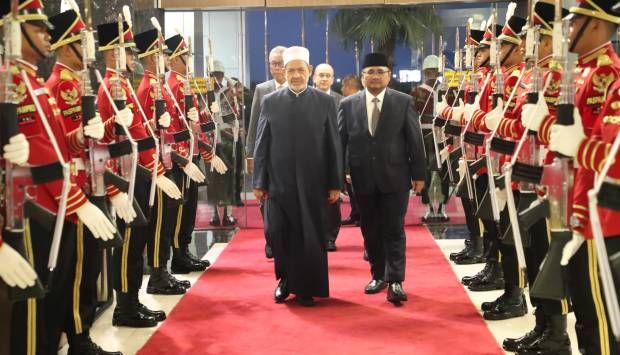 شيخ الأزهر يصل إندونيسيا في ثالث محطات جولته بـ جنوب شرق آسيا (صور)