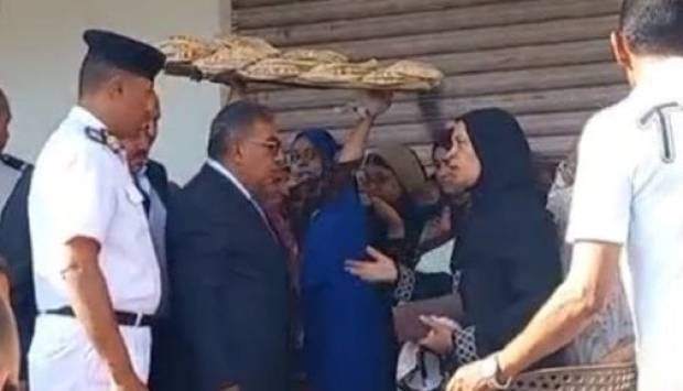 ليلا بمفرده تفقد الشوارع وصباحا في المخابز.. محافظ الدقهلية يستمع للشكاوى