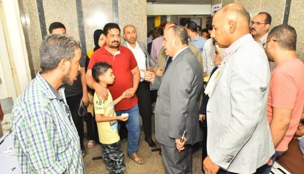 محافظ أسيوط يفاجئ مستشفى الإيمان ويأمر بعلاج حالات على نفقته (صور)