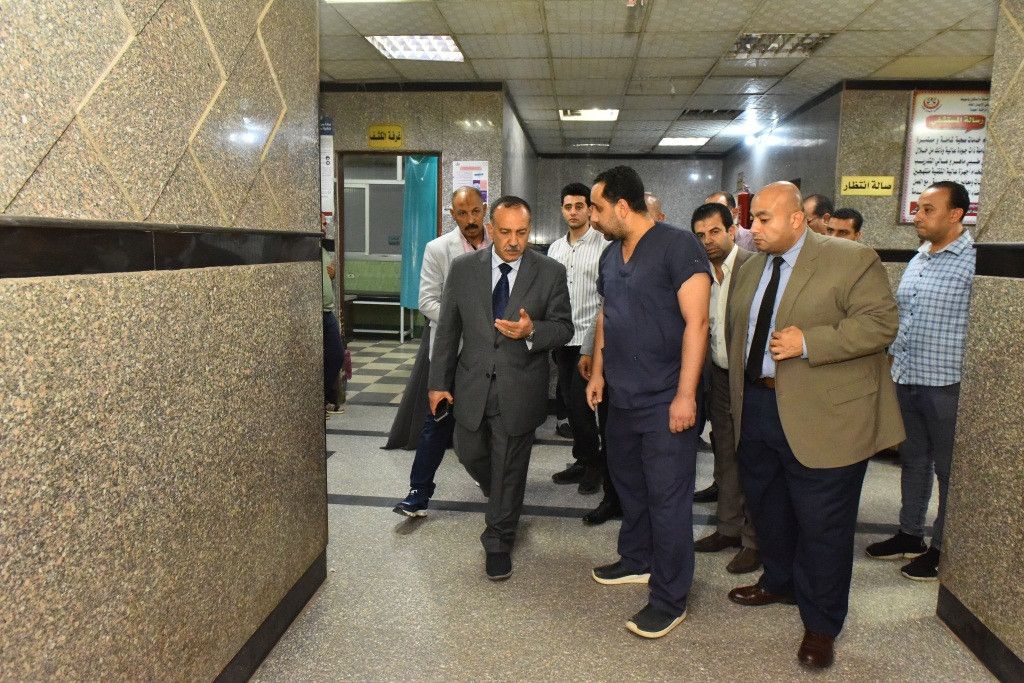 محافظ أسيوط يفاجئ مستشفى الإيمان ويأمر بعلاج حالات على نفقته (صور)
