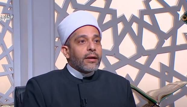 تعرف على حكم تصوير الكتب ونشرها على الإنترنت دون إذن صاحبها (فيديو)