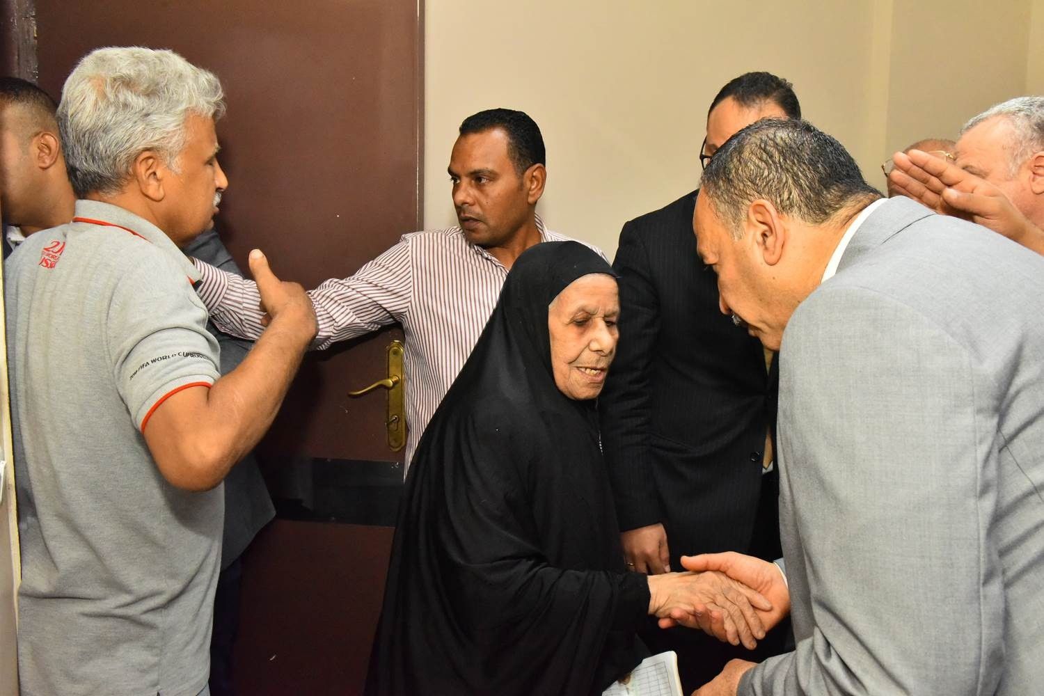 محافظ أسيوط يوجه بصرف أدوية لسيدة مسنة.. وكوبونات مواد غذائية للمستحقين