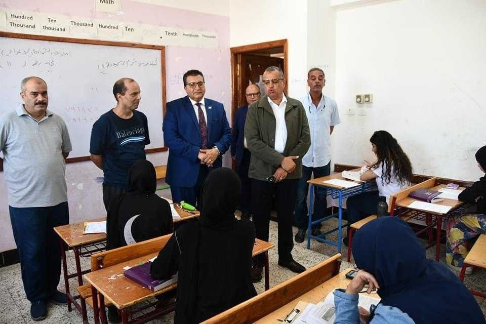 للاطمئنان على الطلاب.. محافظ جنوب سيناء يتفقد لجان امتحانات الثانوية العامة