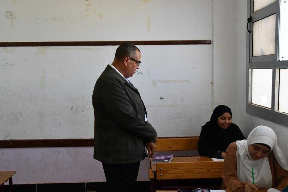 للاطمئنان على الطلاب.. محافظ جنوب سيناء يتفقد لجان امتحانات الثانوية العامة
