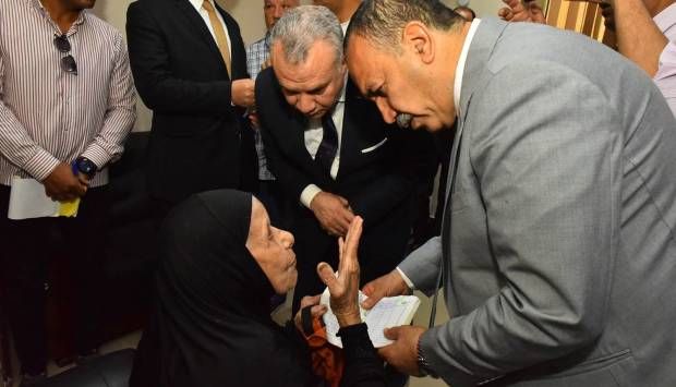 محافظ أسيوط يوجه بصرف أدوية لسيدة مسنة.. وكوبونات مواد غذائية للمستحقين