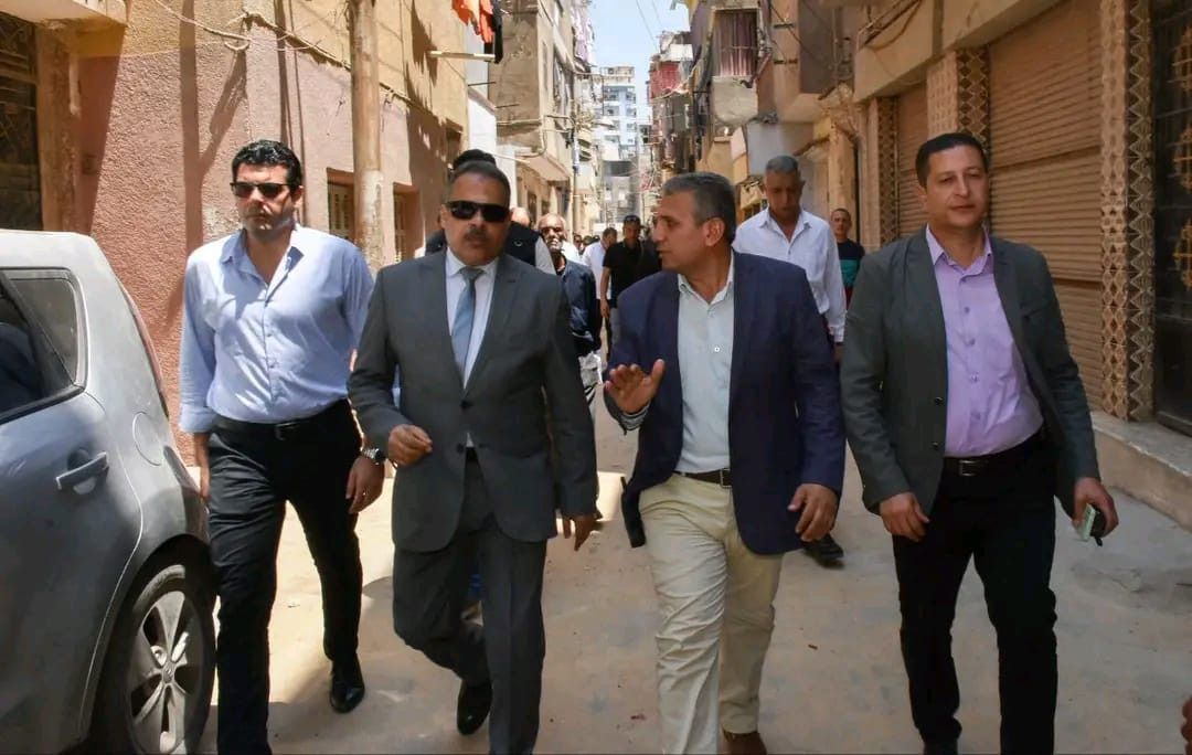 بتكلفة 4 ملايين جنيه.. محافظ الشرقية يتابع تركيب الإنترلوك بالزقازيق (صورة)