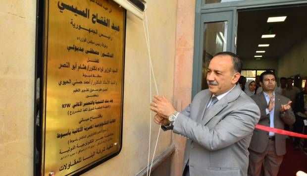 محافظ أسيوط: خريج الكلية التكنولوجية قادر على المنافسة في سوق العمل