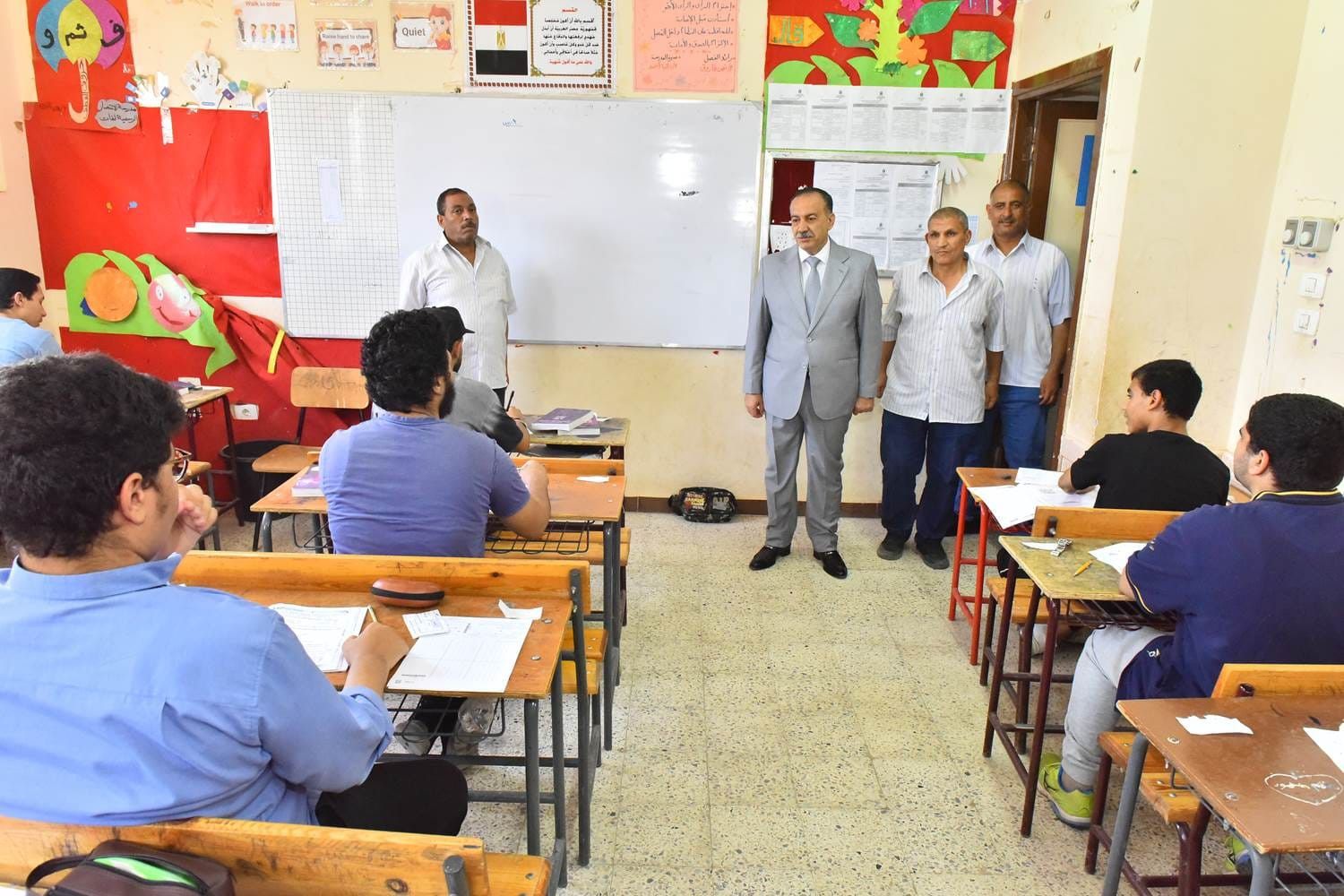 محافظ أسيوط يطمئن على انتظام لجان امتحانات الثانوية العامة (صور)