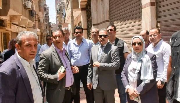 بتكلفة 4 ملايين جنيه.. محافظ الشرقية يتابع تركيب الإنترلوك بالزقازيق (صورة)