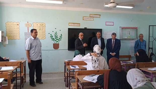 في لجان العريش.. محافظ شمال سيناء يطمئن على طلاب الثانوية العامة