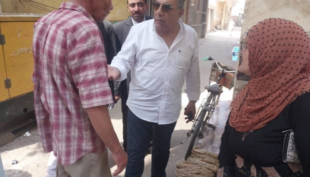 محافظ الدقهلية يكافئ عاملة نظافة من ماله الخاص