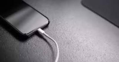 أخطاء شائعة ترتكبها عند شحن هاتفك.. تعرف عليها