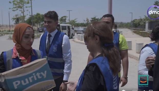 فى الأجواء الحارة.. حياة كريمة تدعم العاملين بالعاصمة الإدارية (فيديو)
