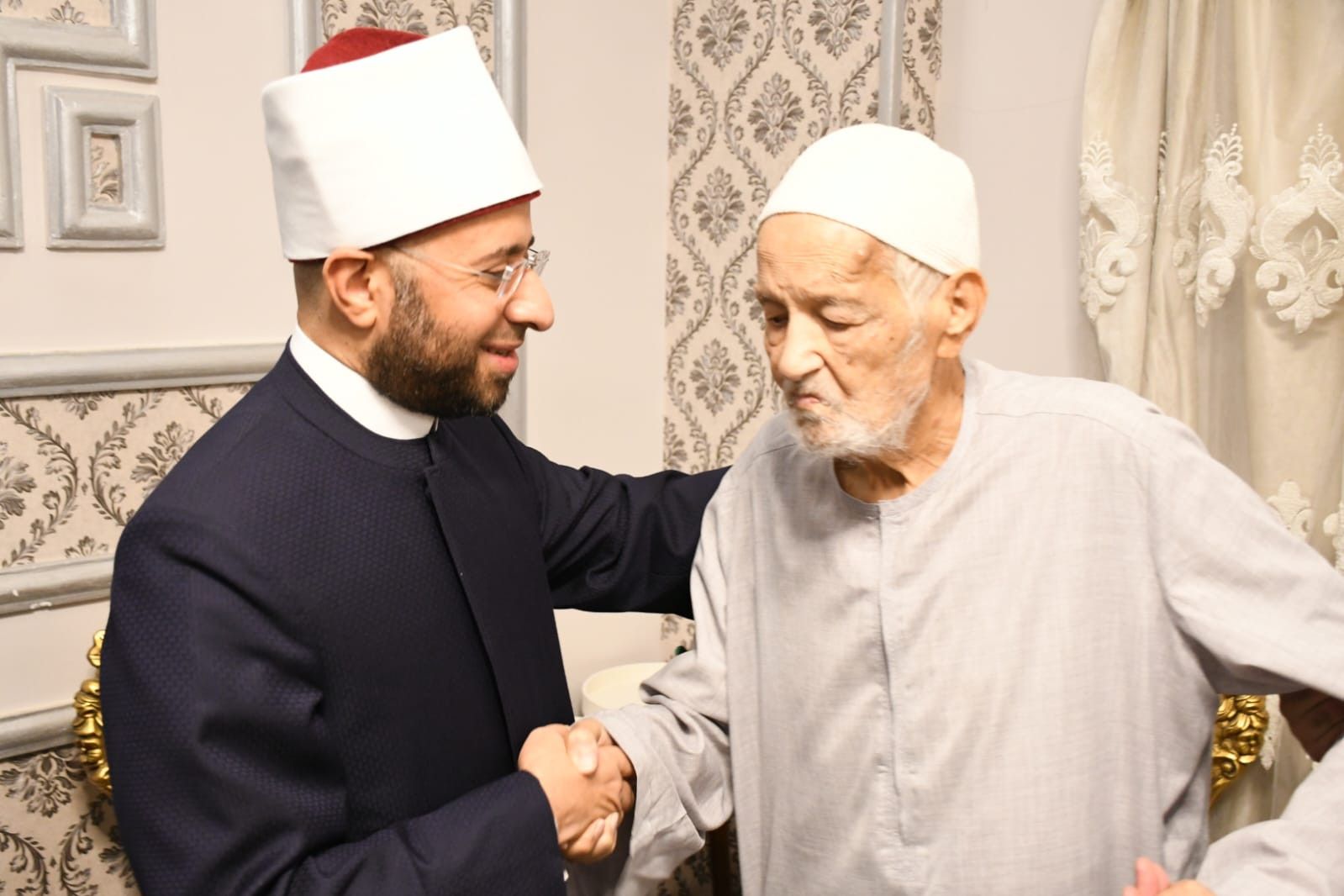 لفتة طيبة.. وزير الأوقاف يزور الشيخ منصور الرفاعي: عالم جليل (صور)